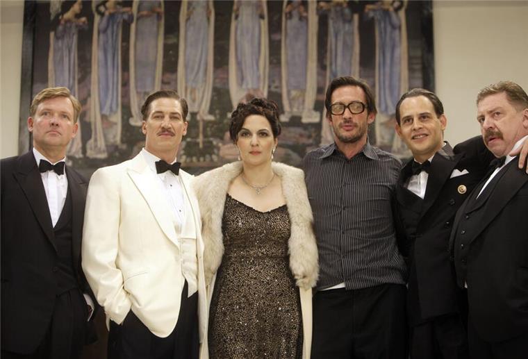 Der lange Schatten des schlimmsten Films der Geschichte Dreharbeiten in Köln 2009 zum Kinofilm „Jud Süss - Film ohne Gewissen“ - von links nach rechts: Schauspieler Justus von Dohnányi (Rolle: Veit Harlan), Tobias Moretti (Ferdinand Marian), Martina Gedeck (Anna Marian), der Regisseur Oskar Roehler, Moritz Bleibtreu (Joseph Goebbels) und Armin Rohde (Heinrich George).