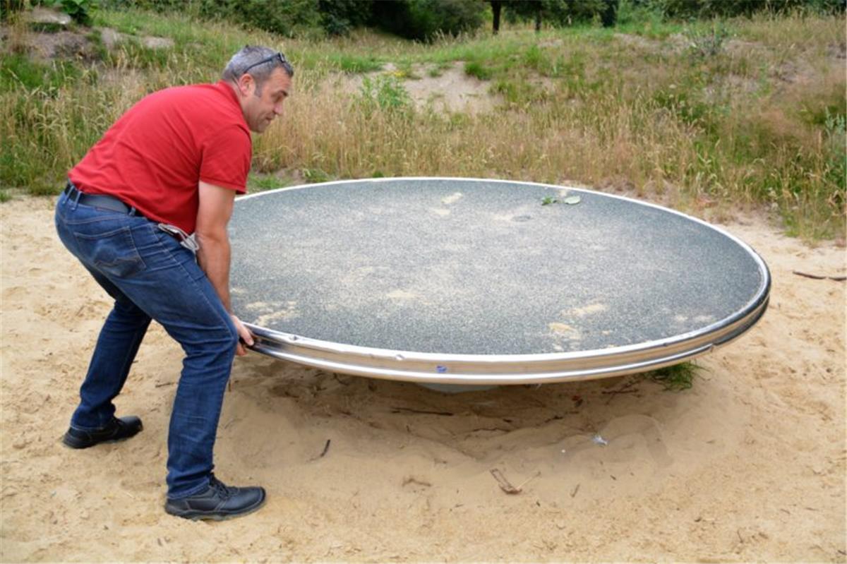 Drehscheiben gehören zu den unfallsträchtigsten Spielgeräten. Mario Steffens aus dem Geestland kontrolliert alle Spielplätze.