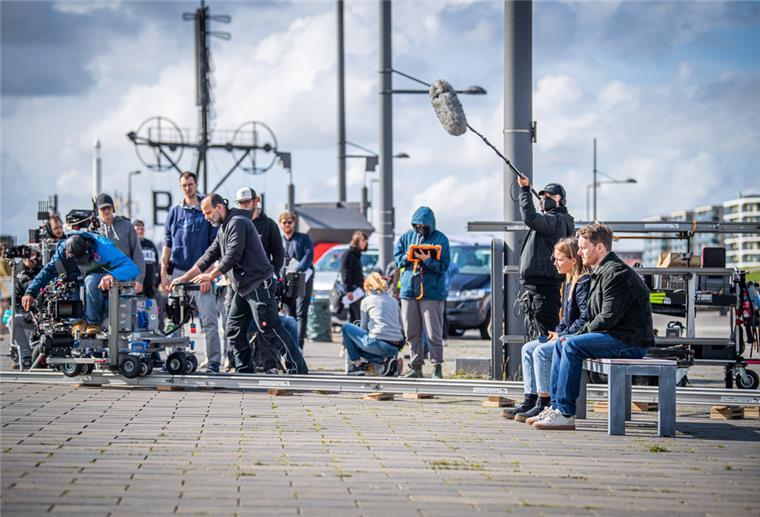 Drehstart für den Bremer ARD-Tatort mit Bremrhavener Kulisse auf der Seebäderkaje. Im Bild: Am Set bei der Drehprobe mit den Schauspielern Patrick Güldenberg und Jasna Fritzi Bauer und die Filmcrew im Hintergrund.