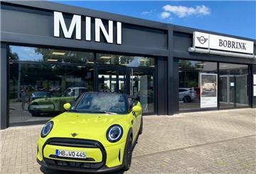 Ein knallgelber MINI steht vor dem Autohaus Bobrink.