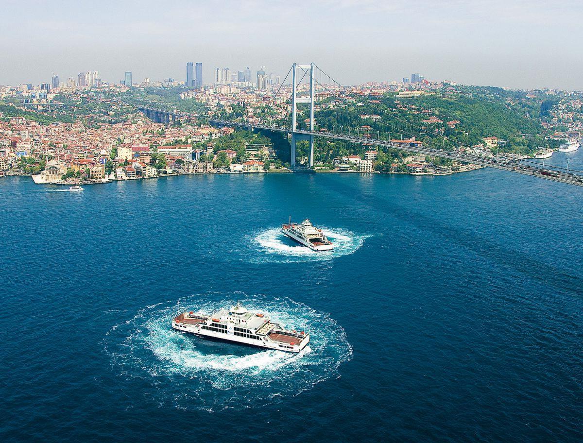So ein Ballett wie diese zwei Fähren in Istanbul können Schiffe mit Voith-Schneider-Antrieb mit Leichtigkeit aufführen. Der größte Voith-Schneider-Propeller hat 300 Zentimeter lange Flügelblätter, die Schubstärke und Fahrtrichtung bestimmen.