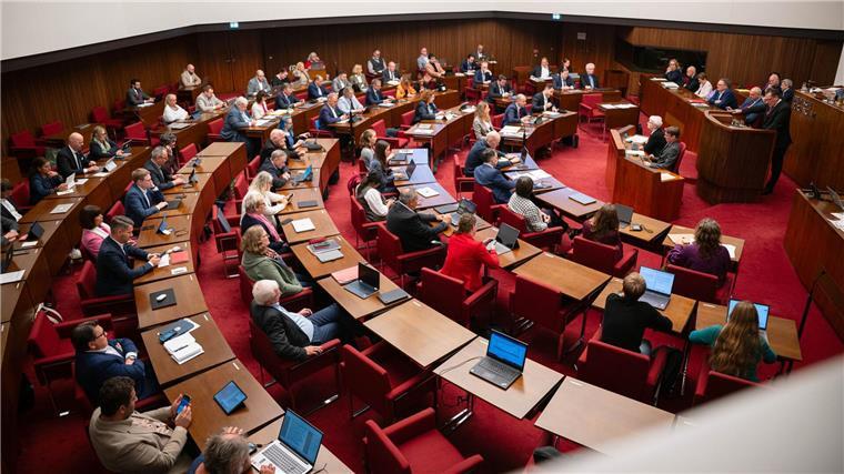 Drei Abgeordnete wollen künftig eng zusammenarbeiten und schließen sich zusammen. (Archivbild)
