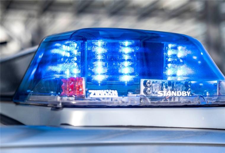 Bremen: Räubertrio überfällt Tankstelle - Zeugen gesucht Ein Blaulicht leuchtet auf dem Dach eines Polizeiwagens