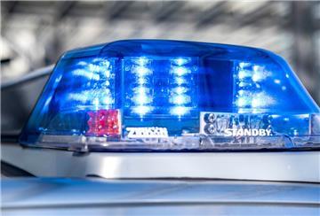 Ein Blaulicht leuchtet auf dem Dach eines Polizeiwagens