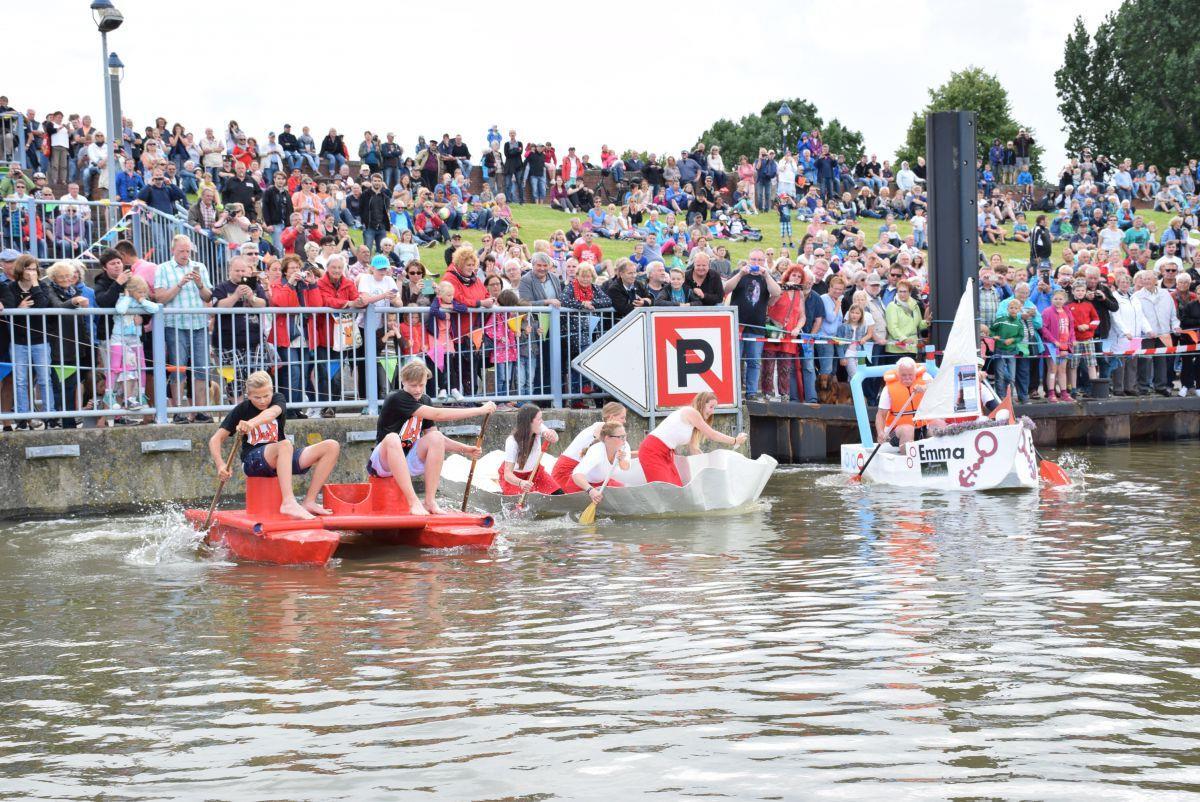 Erstes Boot versinkt in Fedderwardersiel schon vor dem Startschuss Drei Boote schafften es zur Startlinie: Die "Ghost" des Teams "Knallrotes Gummiboot", die "Pommes Schranke" der "Waddenser Deerns" und die "Emma" des Shanty-Chores "Butjenter Blinkfüer".