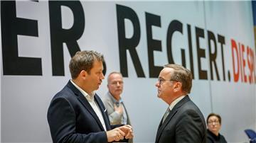 Drei der einflussreichen Niedersachsen in der SPD: Parteichef Klingbeil, Generalsekretär Miersch, Verteidigungsminister Pistorius. (Archivbild)