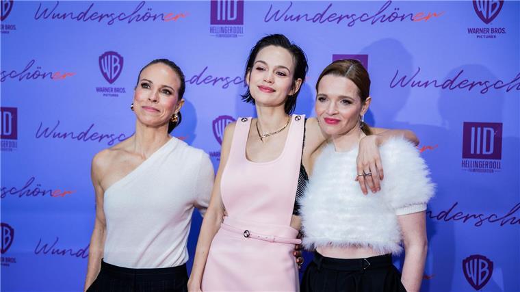 Drei der Hauptrollen spielen Anneke Kim Sarnau, Emilia Schüle und Karoline Herfurth. 