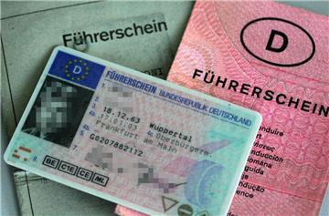Drei Führerscheine verschiedener Generationen liegen auf einem Tisch. Bundesjustizministerin  Heiko Maas möchte Pläne vorantreiben, Staftätern den Führerschein entziehen zu können.
Foto: Oliver Berg/dpa