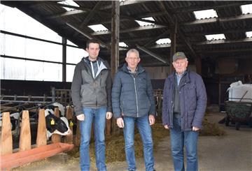 Drei Generationen packen auf dem Hof Schilling mit an. Janko, Hans-Gerd und Heiko Schilling (v.li.) sind stolz auf ihren Milchviehbetrieb in Familienbesitz.