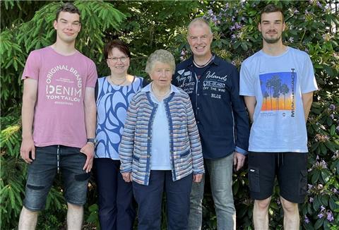 Sie kennen es nicht anders: Ihr gesamtes Leben haben Gerda Bartels (Mitte), ihre Tochter Anja sowie die beiden Enkel Lukas (links) und Daniel im Kreise dreier Generationen verbracht. Allein Schwiegersohn, Ehemann und Vater Peter Wildhagen (Zweiter von rechts) ist anders aufgewachsen.  Fotos: Wildhagen
