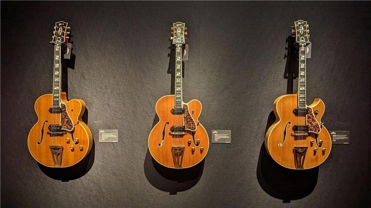Drei Gibson-Gitarren vom Typ Super 400 CESN: Das Auktionshaus Christie’s stellt rund 120 Gitarren von Mark Knopfler aus.