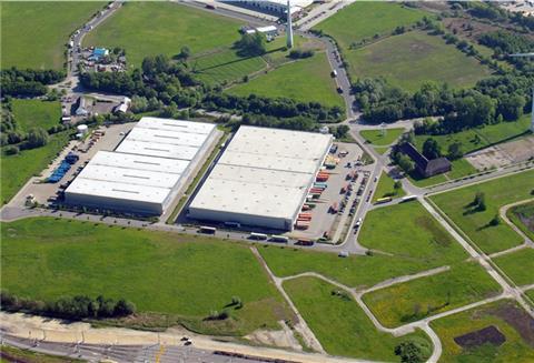 Drei große Lagerhallen stehen auf dem ehemaligen Gelände Carl-Schurz-Kaserne am Amerikaring. Die beiden kleineren Hallen (links) sind vermietet.