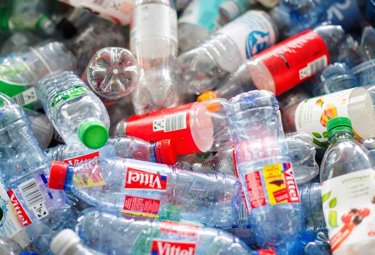 Pfandbon abgelaufen? So lange sind Bons wirklich gültig Leere Flaschen aus Plastik liegen in einer Kiste.