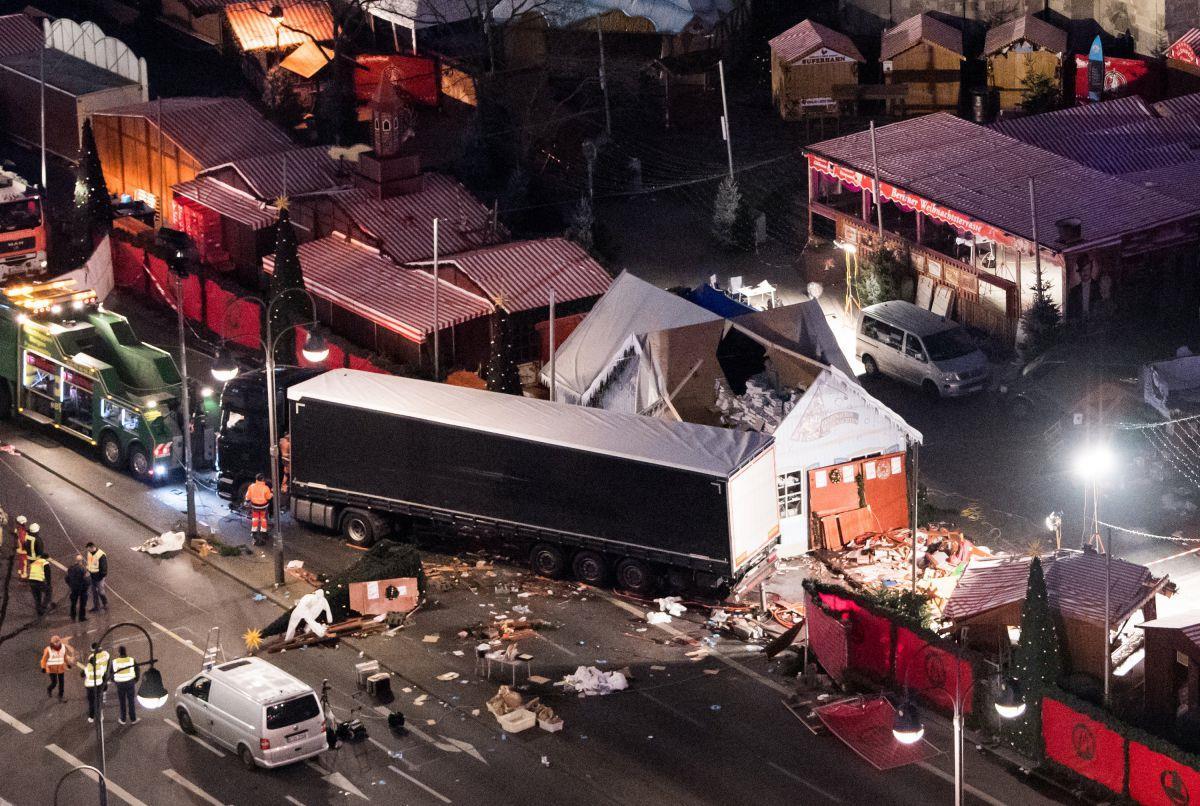 Eine Schneise der Verwüstung ist auf dem Weihnachtsmarkt am Breitscheidplatz in Berlin zu sehen, nachdem der Attentäter Anis Amri mit einem Lastwagen über den Platz gerast war.