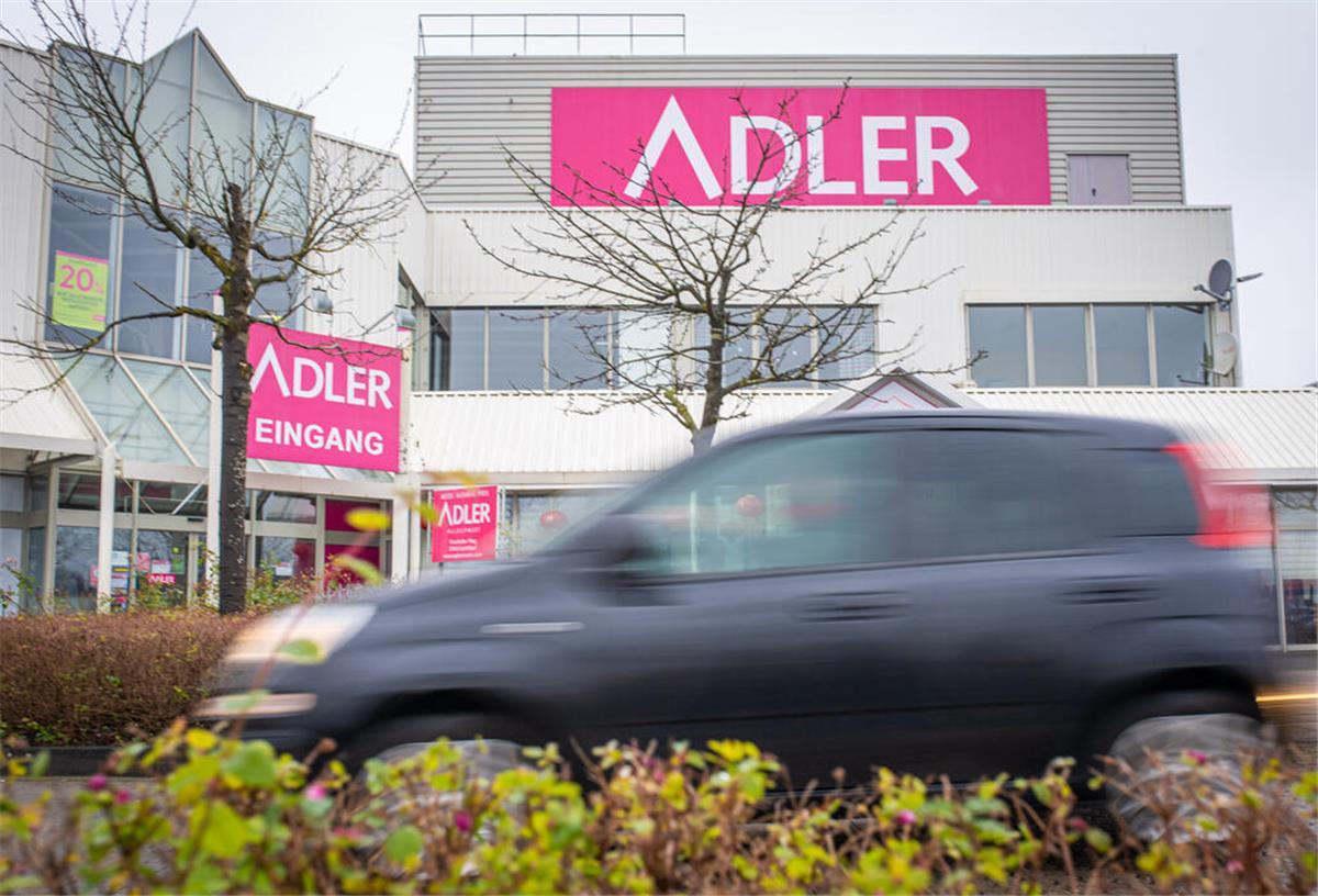 Filialen in Spaden: Röther übernimmt Adler-Modemärkte Drei Jahre nach der Insolvenz wechselt die Modekette Adler erneut den Besitzer.