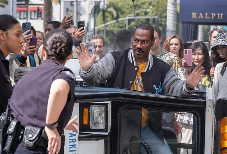 Großes Comeback: Eddie Murphy in „Beverly Hills Cop: Axel F“ Drei Jahrzehnte nach seinem bislang letzten Einsatz als Detective Axel Foley kehrt Eddie Murphy beim Streamingdienst Netfilx im vierten Teil der Actionkomödie „Beverly Hills Cop“ zurück.