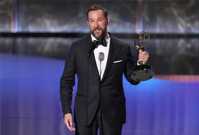 Hollywood feiert sich selbst: Emmy-Abräumer „The Studio“ Drei Jahrzehnte nach seiner ersten Nominierung als Arzt in „ER“ gewann Noah Wyle endlich den Emmy – ausgerechnet für eine Krankenhausserie.