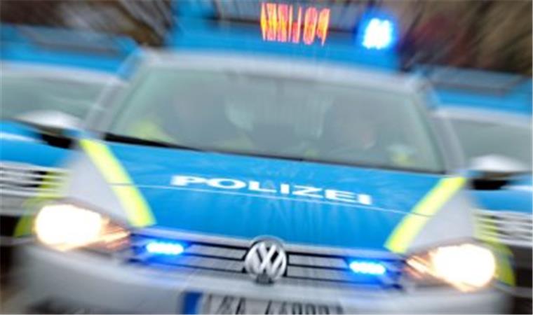 Bremerhaven: Jugendliche prügeln auf Autofahrer ein Drei Jugendliche im Alter von etwa 16 bis 18 Jahren haben am Donnerstagnachmittag im Seegersweg einen 55-jährigen Autofahrer angegriffen und verletzt. Darüber hinaus beschädigten sie sein Fahrzeug. Die Polizei sucht Zeugen.