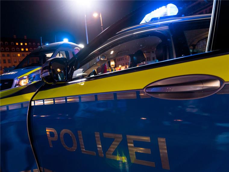 Bremerhaven: Erst Alkohol, dann Randale Drei Jugendliche sind in Bremerhaven in der Nacht zu Sonntag wegen Sachbeschädigung vorläufig festgenommen worden.