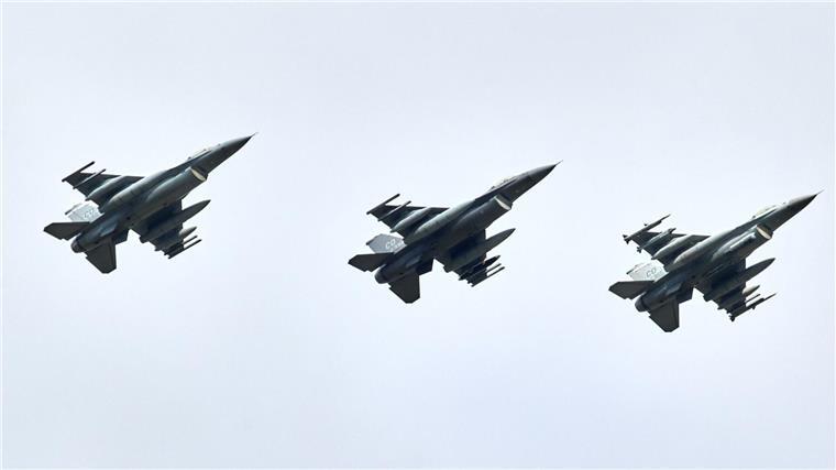 Drei Kampfjets fliegen in Formation kurz vor ihrer Landung auf dem Fliegerhorst in Jagel.