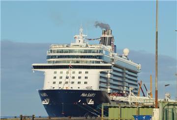 Die Mein Schiff 3 liegt am Hafen in Bremerhaven. 