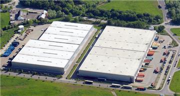 Drei Lagerhallen stehen am Amerikaring. In der rechten Halle will Amazon ein neues Vertriebszentrum ein richten.