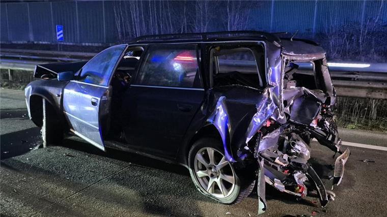 Crash auf der A27: Transporter kollidiert mit Autos Verkehrsunfall auf der BAB 27
