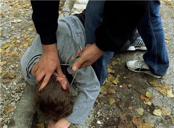 Drei Männer haben in Bremen einen Mann geschlagen, getreten und ausgeraubt. 