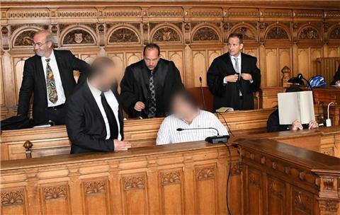 Drei Männer sind wegen mutmaßlichen Totschlags angeklagt. 