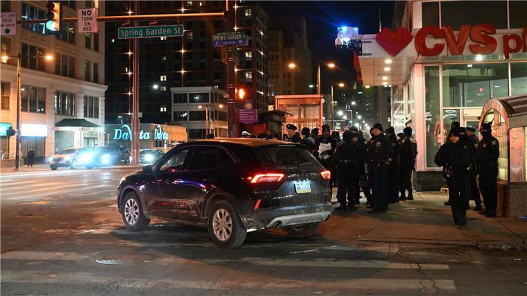 Nach Playoff-Spiel in Philadelphia: Auto fährt in Fans Drei Menschen wurden verletzt, als ein Autofahrer nach dem Einzug des American-Football-Teams Philadelphia Eagles in den Super Bowl in der Stadt in eine Fan-Gruppe fuhr.