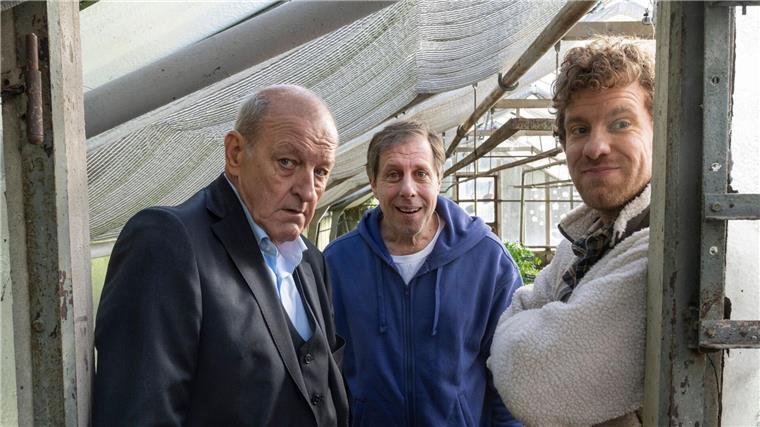 Drei mit Durchblick im Gewächshaus: Wilsberg (Leonard Lansink, l-r), Ekki (Oliver Korittke) und Mikka Lindental (Sebastian Weiss).