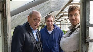 Drei mit Durchblick im Gewächshaus: Wilsberg (Leonard Lansink, l-r), Ekki (Oliver Korittke) und Mikka Lindental (Sebastian Weiss).