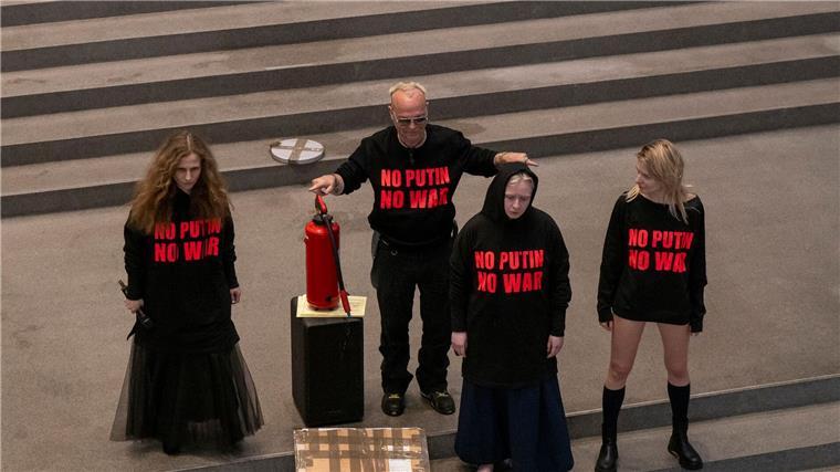 Pussy Riot - Verachtende Aktionskunst gegen Putin in München Drei Mitglieder der russischen Band Pussy Riot treten im Rahmen der Flatz-Retrospektive in der Pinakothek der Moderne mit Musik und Aktionen auf. Als zweiter von links steht der österreichische Künstler Wolfgang Flatz.