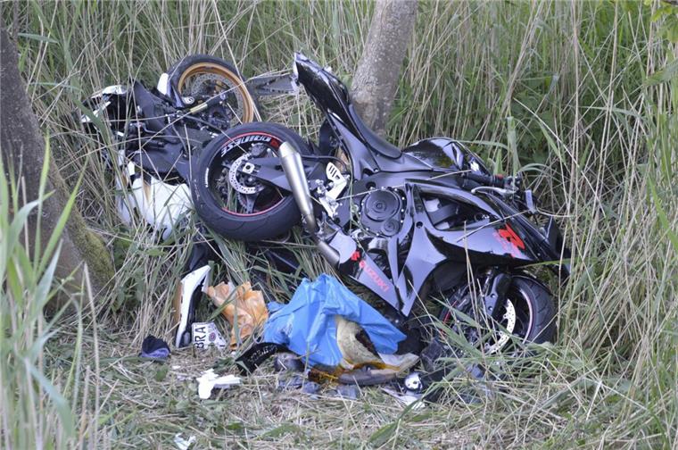 Schwerer Unfall in der Wesermarsch: Drei Motorradfahrer prallen gegen Bäume Drei Motorradfahrer sind am Samstag in der Wesermarsch in einer Kurve von der Straße abgekommen. Einer von ihnen wurde schwer verletzt.