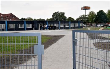 Drei neue Schulen muss die Stadt bauen, unter anderem auf dem Phillipsfield an der Melchior-Schwoon-Straße, wo Grundschüler zurzeit in Mobilbauten (speziellen Containern) unterrichtet werden. 