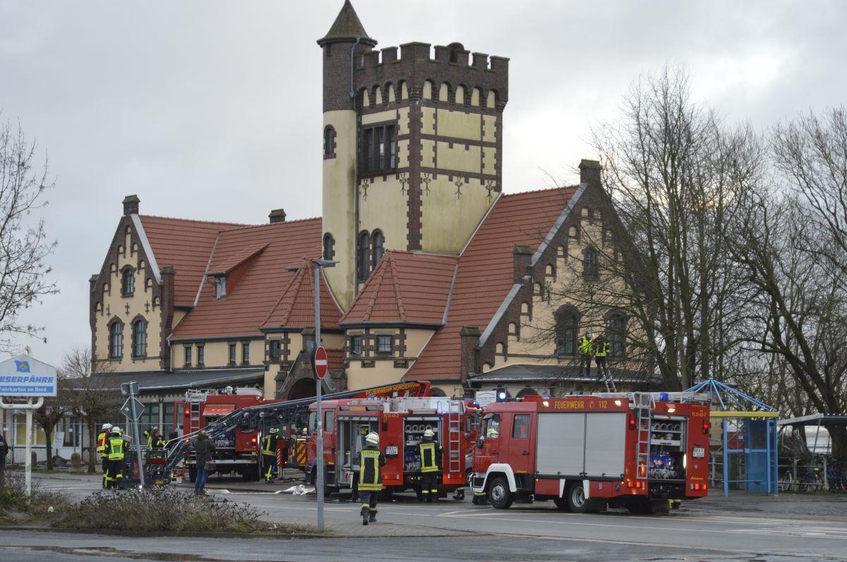 Nordenham: Brandalarm am Blexer Weserschlösschen Drei Nordenhamer Ortswehren rückten zum Brand am Weserschlösschen in Blexen aus.
