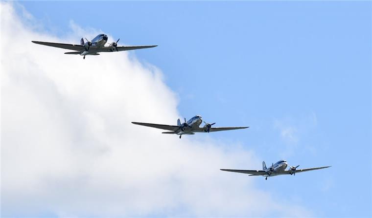 Drei Rosinenbomber im Anflug auf den Nordholzer Seeflughafen.