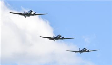 Drei Rosinenbomber im Anflug auf den Nordholzer Seeflughafen.
