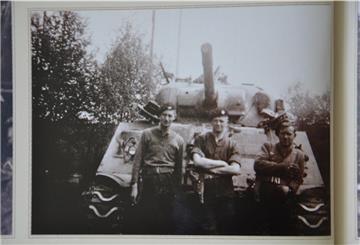 Drei englische Soldaten vor einen Sherman-Panzer