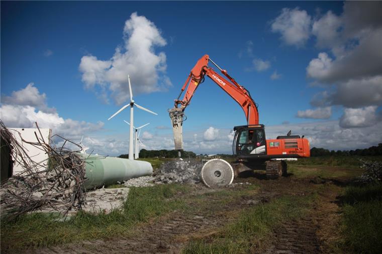 Windräder an Wurster Küste machen schlapp Drei Tage braucht der Bagger, um eine Windkraftanlage in ihre Einzelteile zu zerlegen.