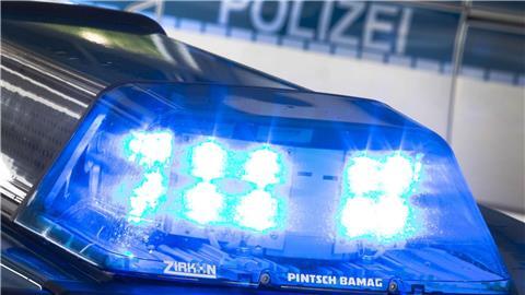 Drei Tatverdächtige sollen einen 83-Jährigen in Langenhangen überfallen haben. (Symbolbild)