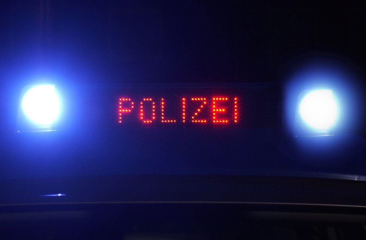 Oldenburg: Tunesier bei Axt-Angriff schwer verletzt Drei Unbekannte haben einen 41-jährigen Tunesier in Oldenburg mit einer Axt angegriffen.