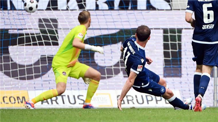 Dreimal Siwsiwadse: Klose verliert Debüt als Nürnberg-Coach Dreifacher Torschütze: Budu Siwsiwadse vom KSC.