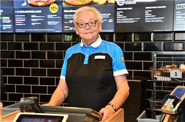 Dreimal in der Woche steht Gisela Krause an der Kasse bei McDonald’s in Bockel.