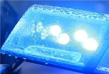Blaulicht blinkt auf einem Streifenwagen