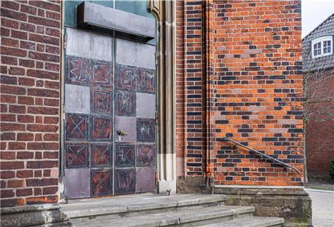Dreiste Metalldiebe haben von den drei Türen der Großen Kirche etliche Kupferplatten abgerissen. 