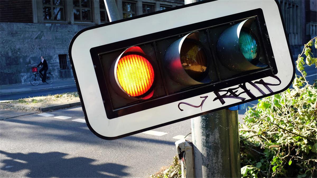 Dreister Diebstahl! Unbekannte sägen Ampel am Ende der A27 ab Eine defekte Ampelanlage hängt am 12.06.2014 in Düsseldorf (Nordrhein-Westfalen) an einer Straße.