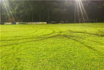 Driftspuren auf dem Sportplatz: Unbekannte richteten am Wochenende in Fintel Schaden auf einem Sportplatz an.