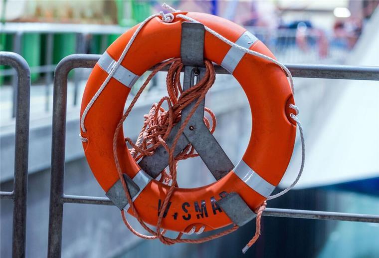 Tragödie auf Kreuzfahrt: Passagierin kehrt nach Tagesausflug nicht zurück Ein Rettungsring mit dem Schriftzug „Wismar“ hängt am Baudock mit dem im Bau befindlichen Kreuzfahrtschiff «Global Dream». (zu dpa: «Mann will Angler aus Wasser retten - beide tot»)