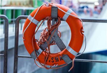 Ein Rettungsring mit dem Schriftzug „Wismar“ hängt am Baudock mit dem im Bau befindlichen Kreuzfahrtschiff «Global Dream». (zu dpa: «Mann will Angler aus Wasser retten - beide tot»)